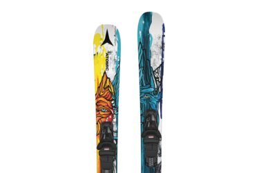 Ski von Atomic mit einem Kunstwerk von zwei Gesichtern, eines in Gelb und Orange, das andere in Blau.