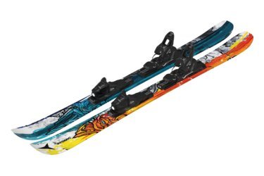 Paar Atomic Ski mit auffälliger Grafik und schwarzen Bindungen.
