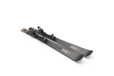 Ein Paar Salomon Ski mit Bindungen auf weißem Hintergrund.