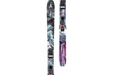 Ein Paar Atomic Bent 90 Ski mit farbenfrohem Design und Bindungen.
