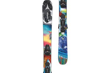 Ski mit bunter Grafik und montierter Bindung