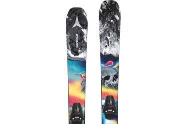 Zwei Ski mit Kunstmotiven und Bindungen.