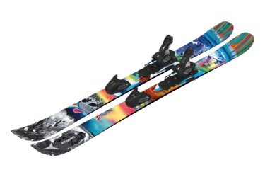 Ein Paar bunte Atomic Ski mit Bindungen.