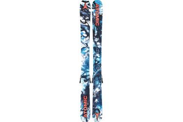 Ein Paar Atomic Ski mit blau-weißer Marmorierung und roten Logos.