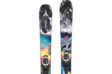Paar Ski mit Totenkopf- und Farbdruckdesign.