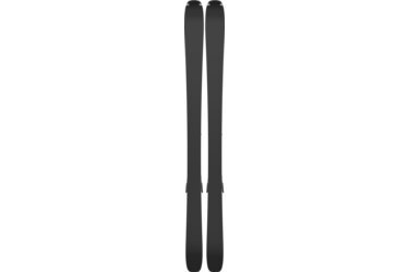 Ein Paar schwarze Skier, von oben aufgenommen.
