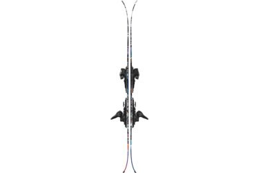 Ein Paar Skier mit Bindungen auf schwarzem Hintergrund.