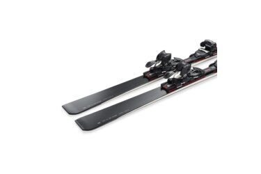 Ein Paar Skier mit Bindungen auf schwarzem Hintergrund.