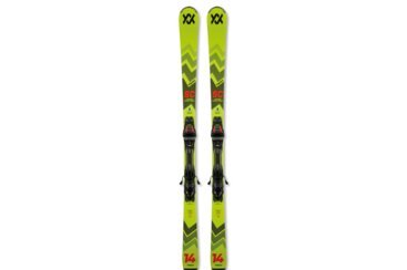 Ein Paar gelbe Völkl SC Limited Racetiger Ski mit Bindungen.