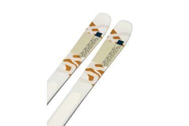 Paar weiße K2-Ski mit braunem Tarnmuster.