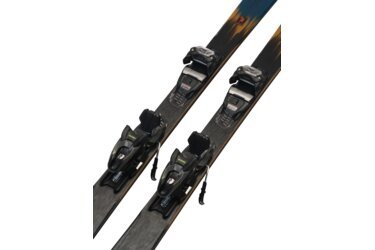 Paar Ski mit Bindungen auf schwarzem Hintergrund