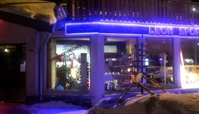 Leon Sports Geschäft bei Nacht mit Schnee