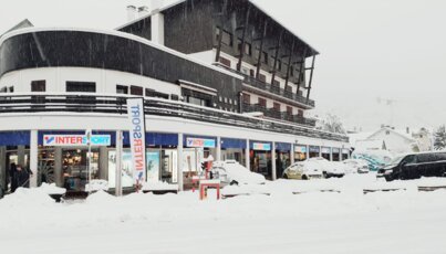 Intersport-Geschäft in verschneiter Landschaft