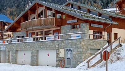 Skiverleihgebäude im Schnee.