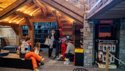 Personen in einem Skiverleihgeschäft