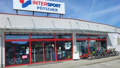 Intersport Pötscher Geschäft mit Fahrrädern vor dem Eingang.
