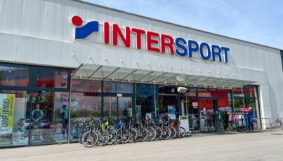Intersport-Filiale mit Fahrrädern vor dem Eingang