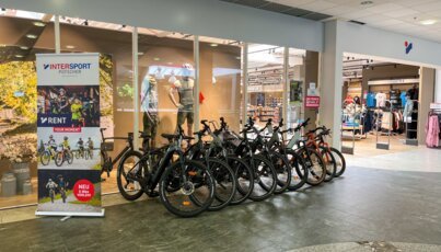 Fahrradverleih vor einem Intersport-Geschäft