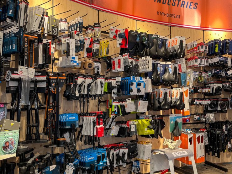 Fahrradgeschäft mit KTM Logo und Zubehör.