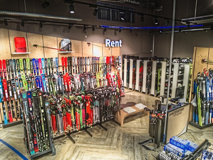 Sortiment an Skiern bei INTERSPORT Pötscher Linz Urfahr