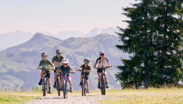Familie fährt Mountainbike in den Bergen.